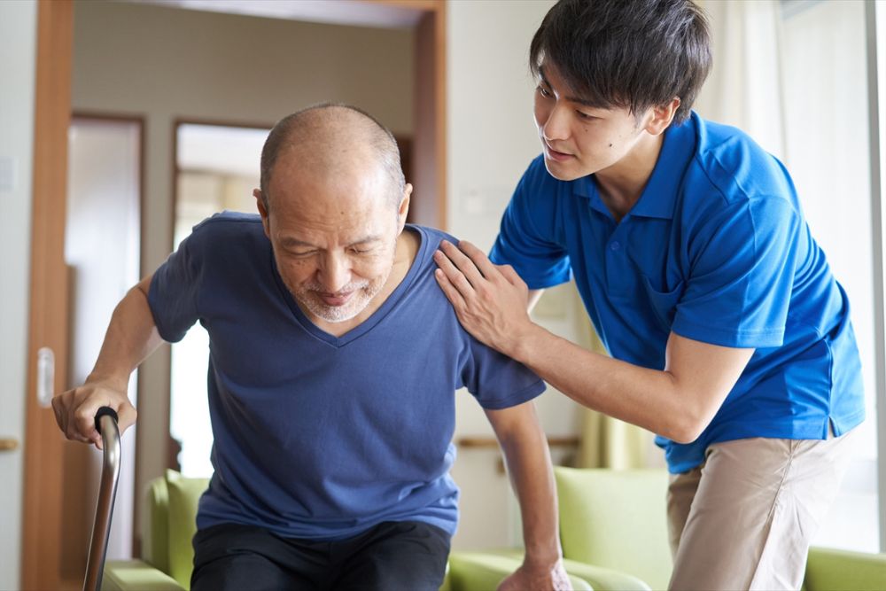 早期退職を検討する介護職のイメージ図