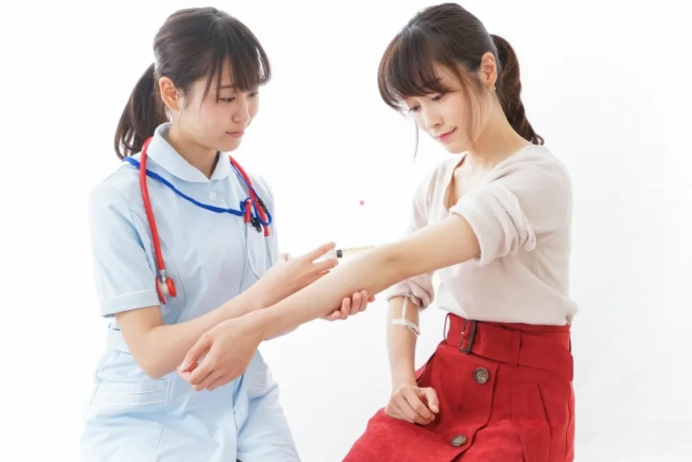献血してる女性