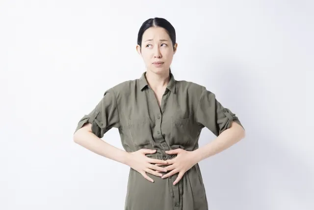 お腹に触れる女性