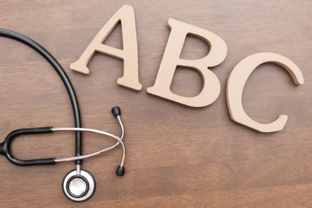 聴診器とABCと書かれた文字