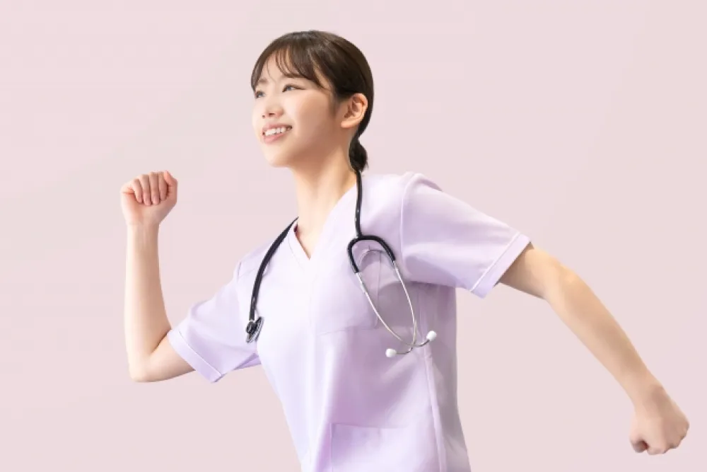 走るポーズをしている看護師