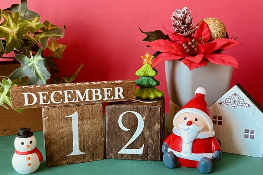 12月と書かれているブロックとサンタのぬいぐるみ
